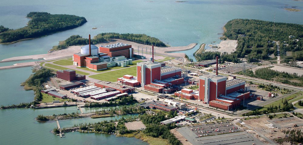 L'île d'Olkiluoto avec les deux réacteurs nucléaires en service et le projet de réacteur EPR